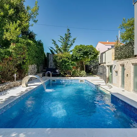 Apartment Spacious With Private Heated Pool, Diklo