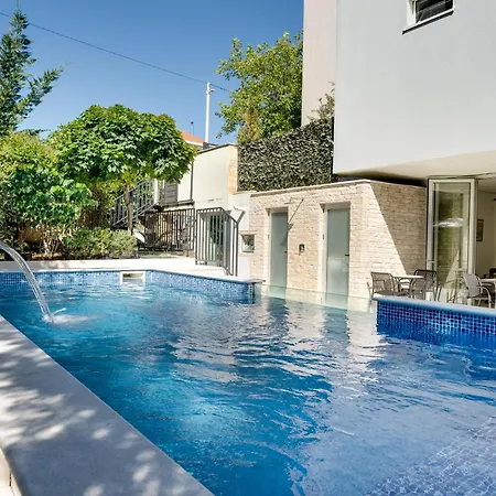 Spacious With Private Heated Pool, Diklo Apartment