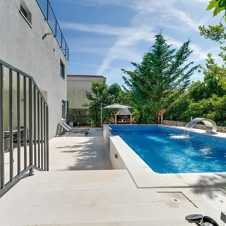 Spacious With Private Heated Pool, Diklo Zadar