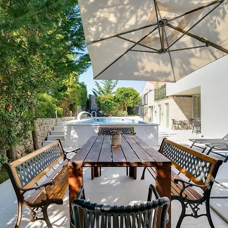 Apartment Spacious With Private Heated Pool, Diklo