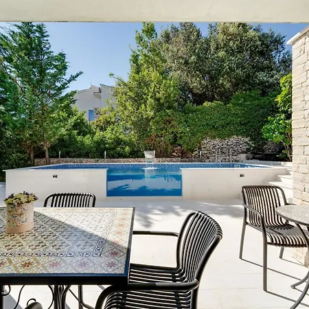 Apartment Spacious With Private Heated Pool, Diklo *