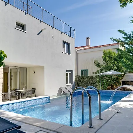 Spacious With Private Heated Pool, Diklo
