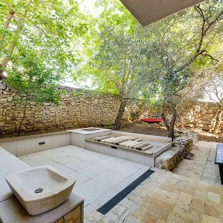 Spacious With Private Heated Pool, Diklo Apartment