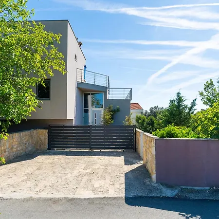 Spacious With Private Heated Pool, Diklo