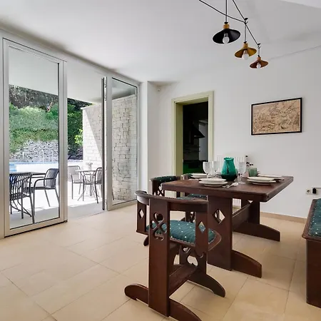 Apartment Spacious With Private Heated Pool, Diklo