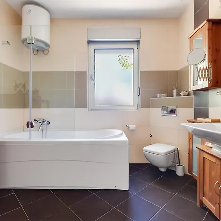 Spacious With Private Heated Pool, Diklo Zadar