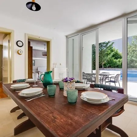 Spacious With Private Heated Pool, Diklo Apartment