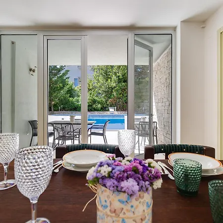Spacious With Private Heated Pool, Diklo *