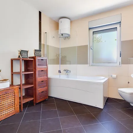 Apartment Spacious With Private Heated Pool, Diklo